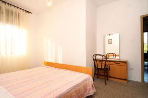 Apartments by the sea Ugljan - 830