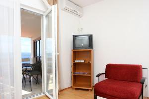 Apartments by the sea Pisak, Omis - 1014