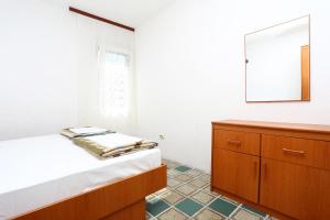 Apartments by the sea Pisak, Omis - 1014