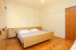 Apartments with parking space Stanici, Omis - 1027