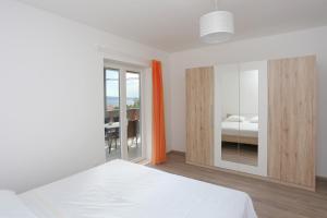 Apartments with parking space Stanici, Omis - 1027