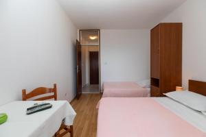 Apartments by the sea Medici, Omis - 1046