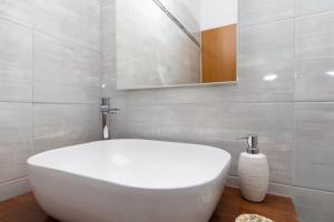 Apartments by the sea Medici, Omis - 1046