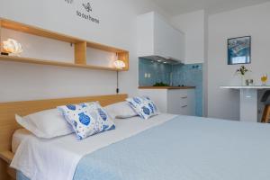 Apartments by the sea Medici, Omis - 1047