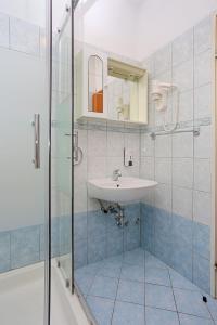 Apartments by the sea Medici, Omis - 1047