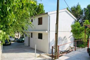 Apartments with a parking space Marusici Omis  956