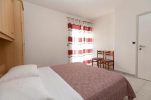 Apartments by the sea Medici, Omis - 1046