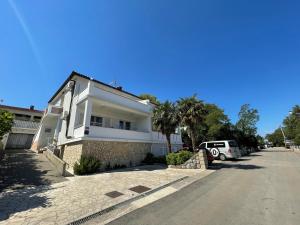 Apartments with a parking space Silo, Krk - 18717