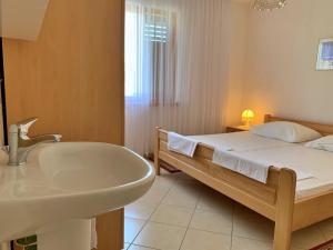 Apartments with parking space Silo, Krk - 18770