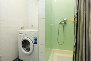 Apartments by the sea Pisak, Omis - 1006