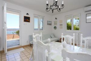 Apartments by the sea Pisak, Omis - 1006