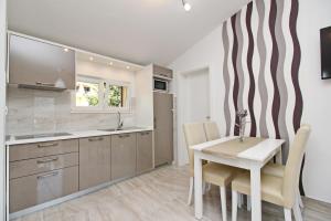 Apartments with parking space Baska, Krk - 18793