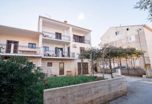 Apartments with parking space Supetar, Brac - 18825
