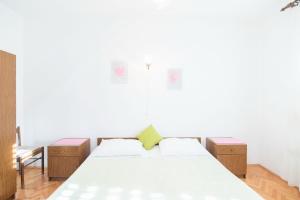 Apartments with parking space Supetar, Brac - 18825