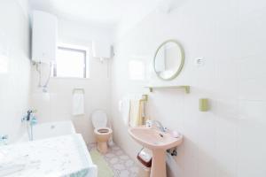 Apartments with parking space Supetar, Brac - 18825