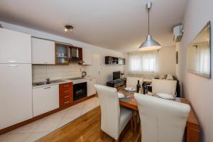 Apartments with parking space Kastel Stari, Kastela - 18812