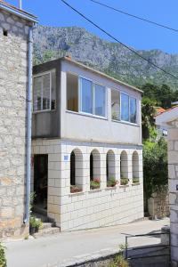 Apartments by the sea Brist, Makarska - 18859 