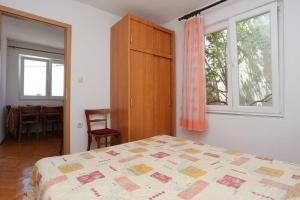 Apartments by the sea Brist, Makarska - 18859