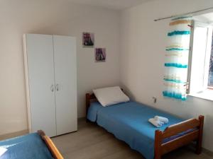 Apartments with a parking space Senj - 18884