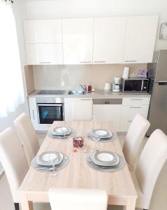 Apartments with parking space Palit, Rab - 18900