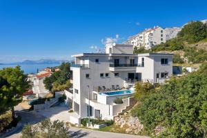 Family friendly apartments with a swimming pool Podgora, Makarska - 18920