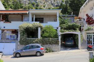 Apartments with parking space Omis - 18919