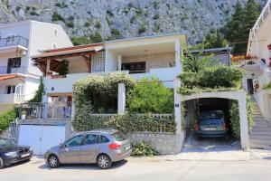 Apartments with parking space Omis - 18919