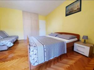 Apartments with parking space Makarska - 18898