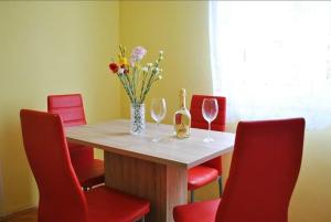 Apartments with parking space Makarska - 18898