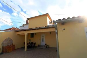 Apartments with a parking space Zadar - 18899 