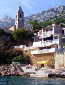 Apartments by the sea Pisak, Omis - 1018