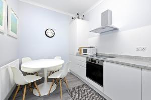 JOIVY Modern Flat on Rose Street