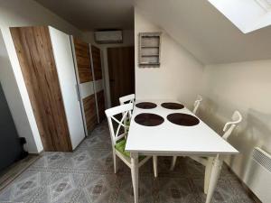 Příjemný podkrovní byt s parkováním na pozemku.