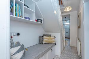 Beautiful Redbrick Home in Ruthin Centre & Parking