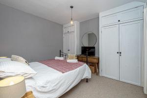 Beautiful Redbrick Home in Ruthin Centre & Parking