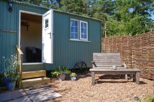 The Laburnum Retreat Shepherd Hut private hot Tub
