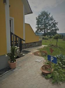 HAUS SONBERG mit Garten, Pool, Fasssauna, semi detached house with garden
