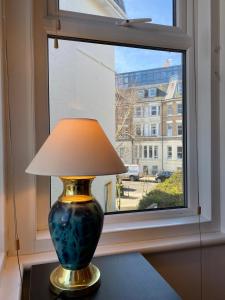 3 Bedrooms 3 Bathrooms Sleeps 8 Free Parking 1-Min Walk to Bournemouth Beach