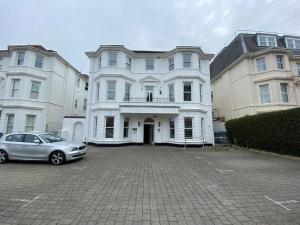 3 Bedrooms 3 Bathrooms Sleeps 8 Free Parking 1-Min Walk to Bournemouth Beach