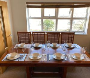 3 Bedrooms 3 Bathrooms Sleeps 8 Free Parking 1-Min Walk to Bournemouth Beach