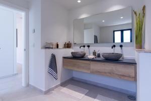 Front line golf villa with private pool in Paraiso Alto Benahavis