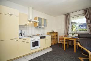 nah am Meer, ruhige Lage, gratis Nutzung vom AHOI Erlebnisbad und Sauna in Sellin - Haus Inselblick FeWo 02