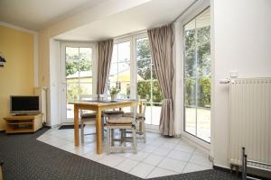 nah am Meer, ruhige Lage, gratis Nutzung vom AHOI Erlebnisbad und Sauna in Sellin - Haus Inselblick FeWo 01