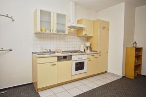 nah am Meer, ruhige Lage, gratis Nutzung vom AHOI Erlebnisbad und Sauna in Sellin - Haus Inselblick FeWo 01