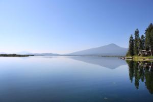 Cabin with Hot Tub, By Crater Lake Natl Park!