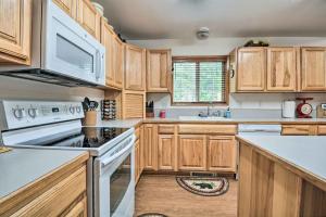 Cabin with Hot Tub, By Crater Lake Natl Park!