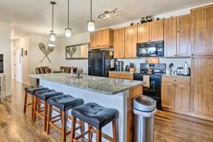 Balcony and Grill Mtn-View Retreat in Granby!