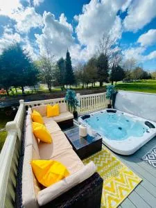 Lakeshore Lodge with Hot Tub - 波克灵顿