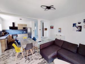 La Villa Castel - Haut de villa - parkings- 3 chambres - 8 couchages - jardin - barbecue