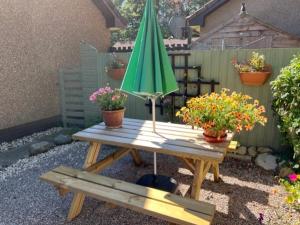 The Wee Hoose near Loch Ness, private garden, private parking